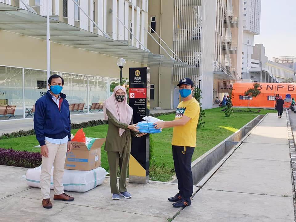 Sigit Djokosoetono, Chief Community YTI menyerahkan bantuan ke RSUI